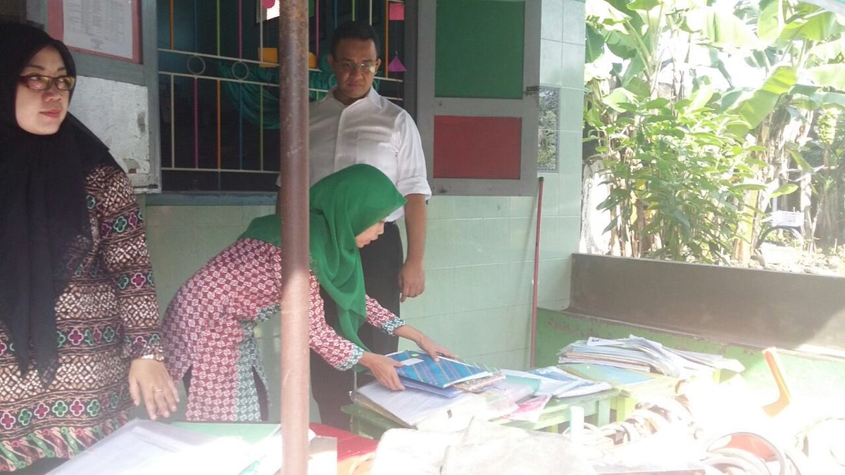 Melihat kondisi TK Aisyiyah Gandakan, Kota Solo. Buku2 &amp; fasilitas sekolah lainnya memprihatinkan akibat banjir.