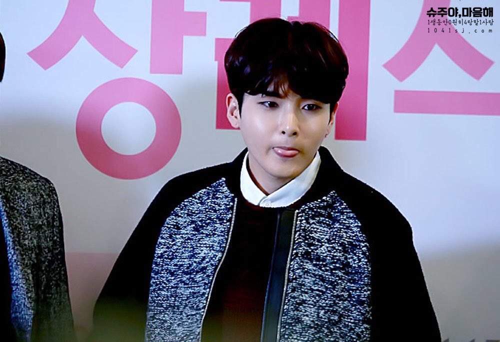 1041sj's tweet photo. 려욱오빠 생일축하해요💕
#HappyRyeowookDay #려욱아생일축하해 #려욱아사랑해 #Ryeowook https://t.co/kEHDt34ml0