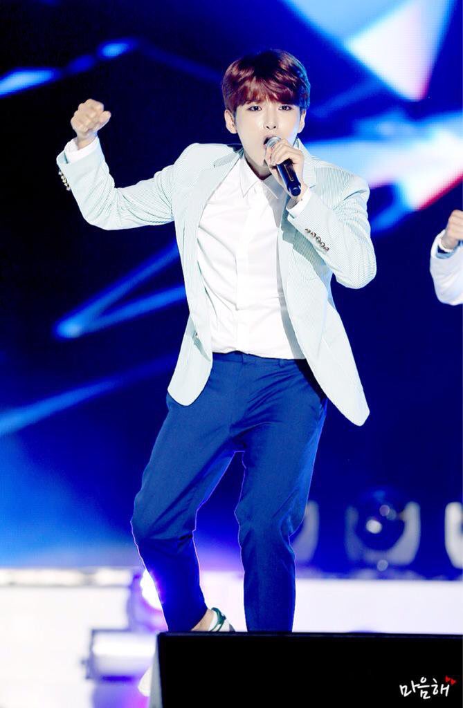 1041sj's tweet photo. 려욱오빠 생일축하해요💕
#HappyRyeowookDay #려욱아생일축하해 #려욱아사랑해 #Ryeowook https://t.co/kEHDt34ml0
