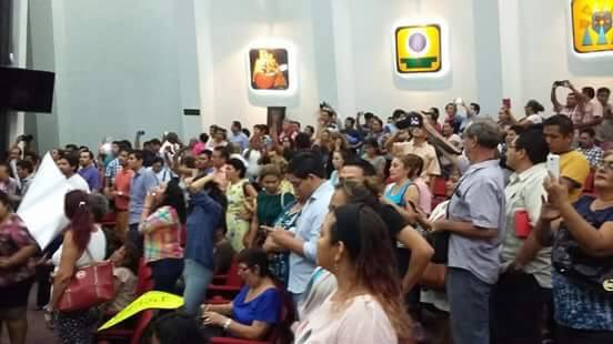 pedrokanche's tweet photo. Pueblo toma Congreso de #QRoo para evitar blindaje de @betoborge @alexmelon @Noticaribe https://t.co/iAWBR0TQ3a https://t.co/pXUl9yyCLM