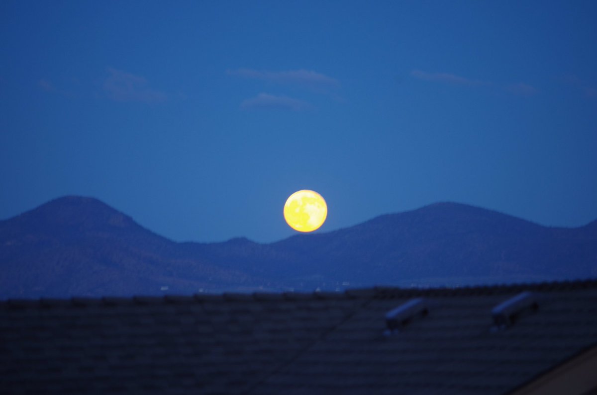 Moonrise over the Ochocos.  #orwx @EmilyKTVZ