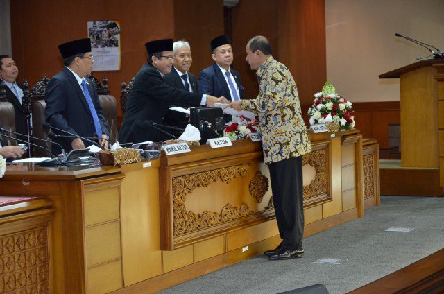 Paripurna DPR Sahkan Perubahan Tatib Kunjungan Kerja dpr.go.id/berita/detail/… <a href="/Dip_4/">Dossy I Prasetyo</a> <a href="/Akom2005/">Ade Komarudin</a> <a href="/fadlizon/">FADLI ZON</a>