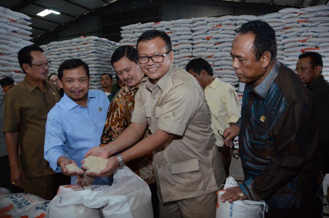 Komisi IV Temukan Raskin Berkualitas Jelek dpr.go.id/berita/detail/… @Edhy_Prabowo <a href="/akang_hero/">ehermankhaeron</a> <a href="/vivayogamauladi/">Viva Yoga Mauladi</a>