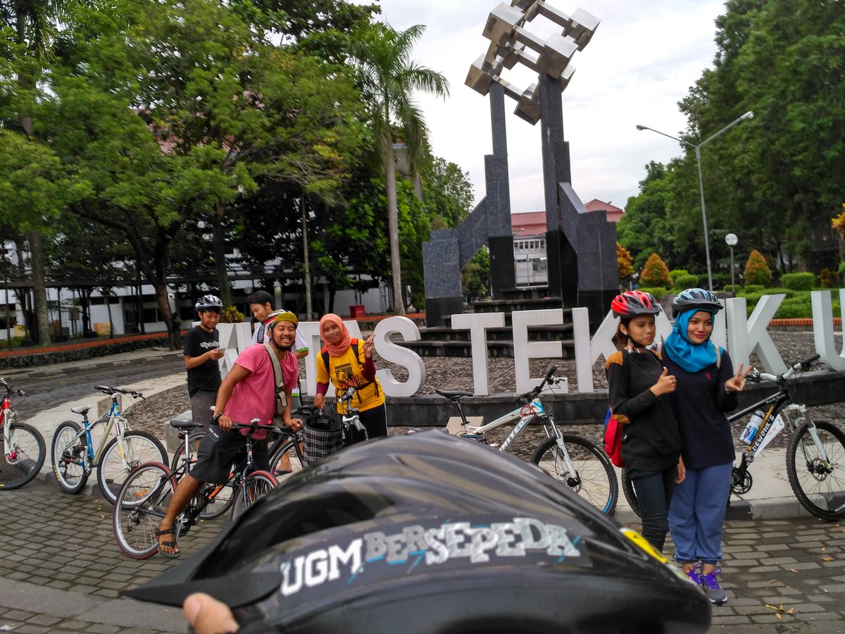 Akhir pekan kemarin ikut sepedaan ngabuburit di area <a href="/UGMYogyakarta/">UGM</a>