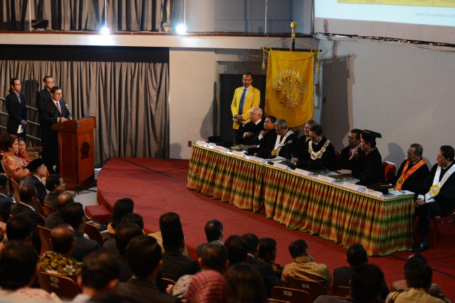 Angkat Pmikiran Eknomi Krakyatan Bung Hatta: Fadli Zon Raih Doktor Ilmu Sejarah UI dpr.go.id/berita/detail/… <a href="/fadlizon/">FADLI ZON</a>