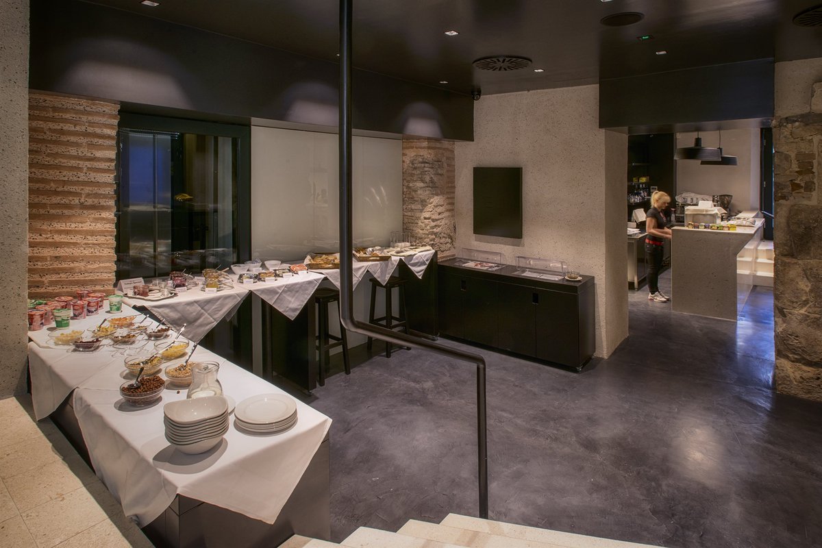 SplitHotel's tweet image. In Slavija Hotel @SplitHotel, we serve tasty breakfast in the area of antic Roman spa. #hotelslavijasplit #Croatia