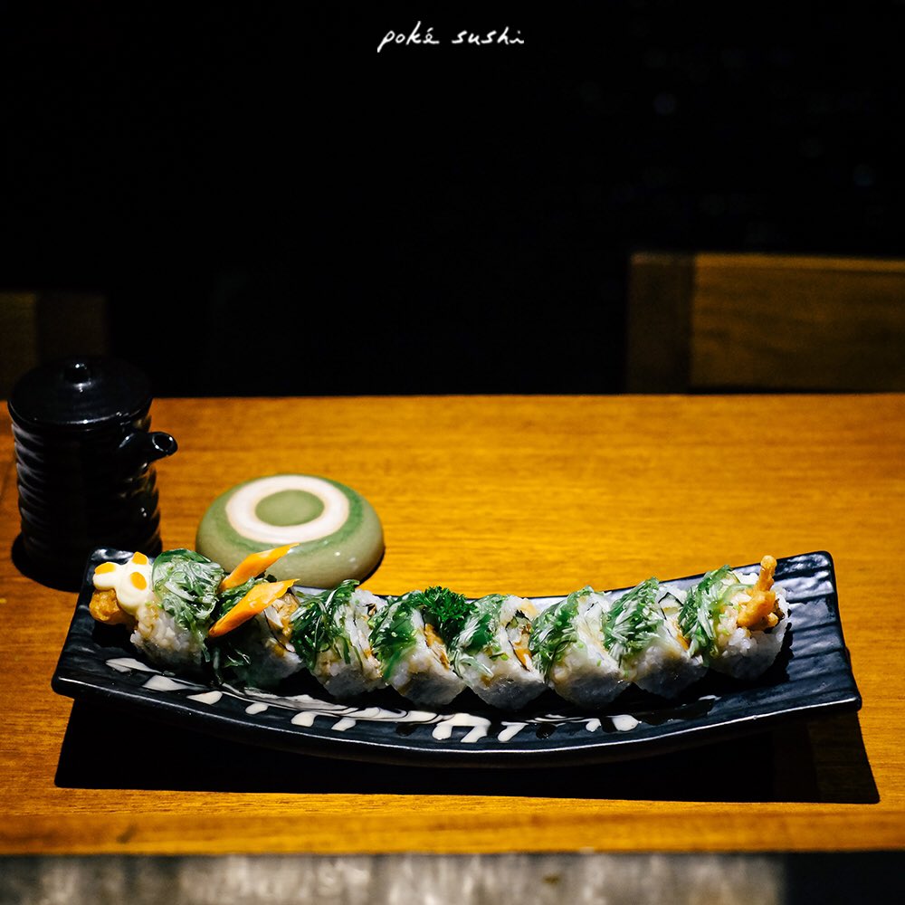 Sushi roll berisi ebi tempura, crab stick dengan topping seaweed salad. Phoenix roll! Yumm.. 😋