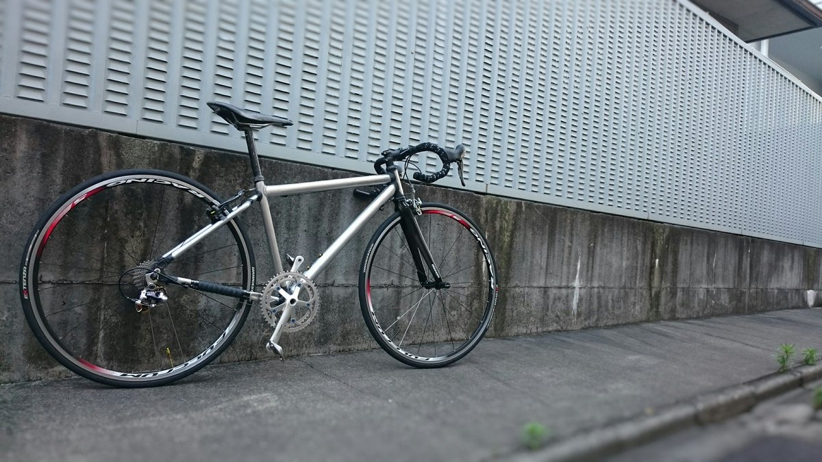 まっきー 私のいじり方好きって人rt 固定用 Ignioのクロスバイクです 塗装削ってrdをgrancompezero クランクを600 フォークを中華カーボンに変更しました 4度目 のイメチェンですが しばらくはここままで 笑