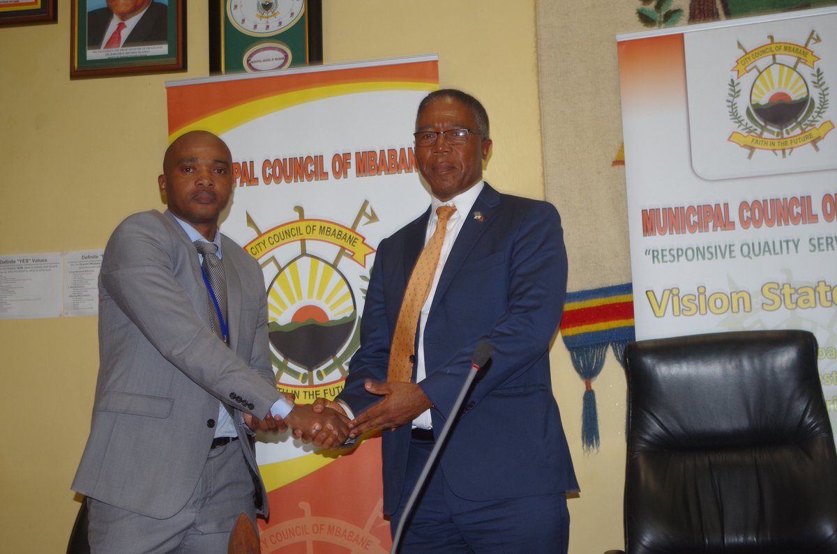 C.E.O Gideon Mhlongo (centre) with I.P.R.O Lucky Tsabedze (far left) during a press conference  yesterday.