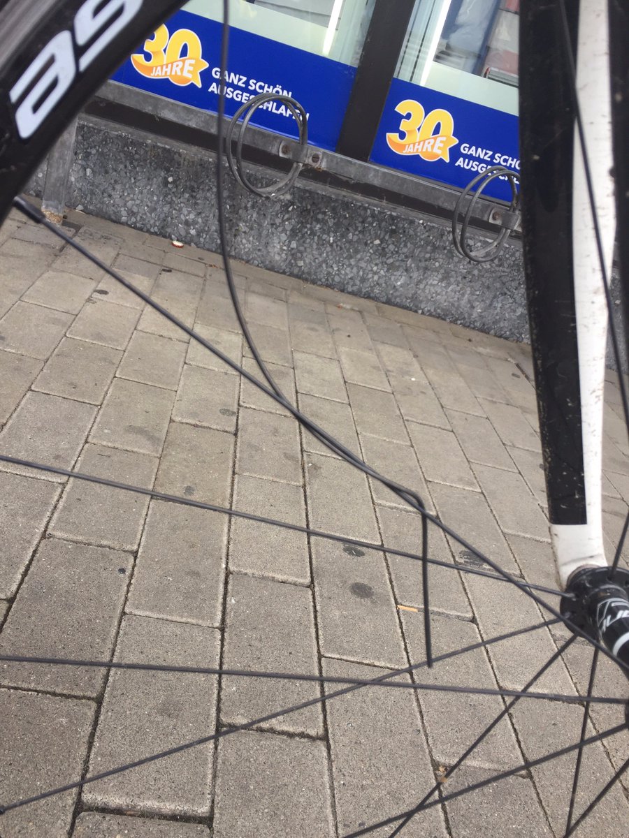 kampfbiker's tweet photo. Der Speichenriß wird auf Garantie beseitigt, mal gespannt ob der LRS dann hält. #rennrad #speiche #defekt https://t.co/k3YASCE0g5