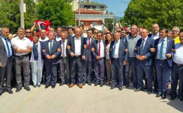 VİDEO - CHP'liler valiliğe yürüdü, Muharrem İnce'den çok sert sözler! 

cumhuriyet.com.tr/video/video_ha…