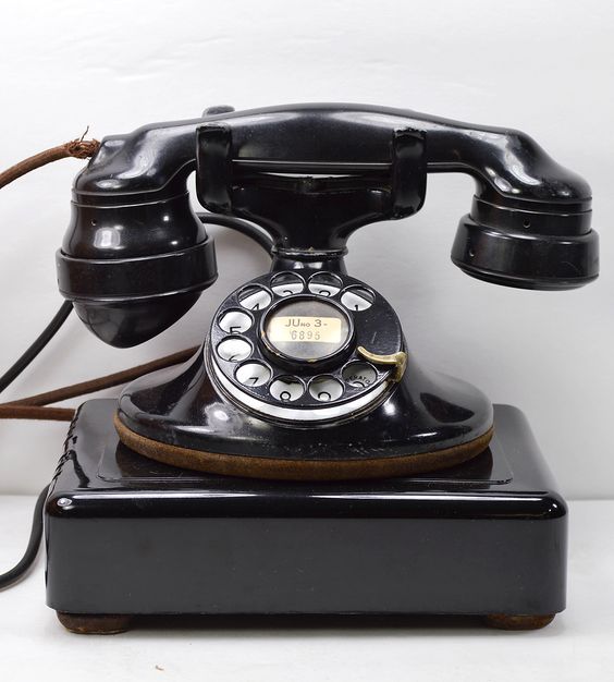 Картинки название телефона. Старый телефон. Старинный телефонный аппарат. Телефонный аппарат ретро. Домашний телефон старинный.