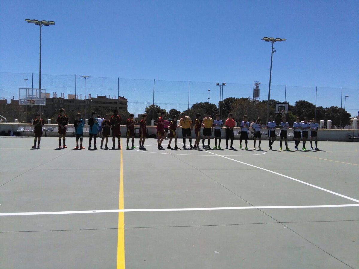 Comienza el partido del Infantil de Fútbol sala. <a href="/colegio_claret/">Colegio Claret de Madrid</a> vs Dominicas Vistobella. Suerte en los <a href="/JuegosEMDE/">Juegos EMDE</a>