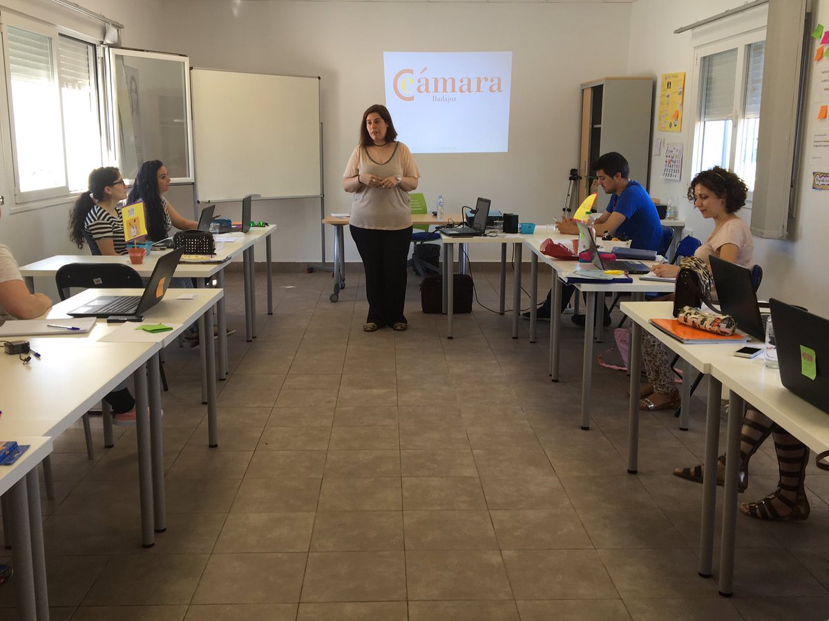 _lanzaT's tweet photo. Hoy hemos tenido una charla sobre las Cámaras de Comercio con Concha Lázaro Cruz. @Lanzaderas_EES @fundacionTef https://t.co/872mx447Os