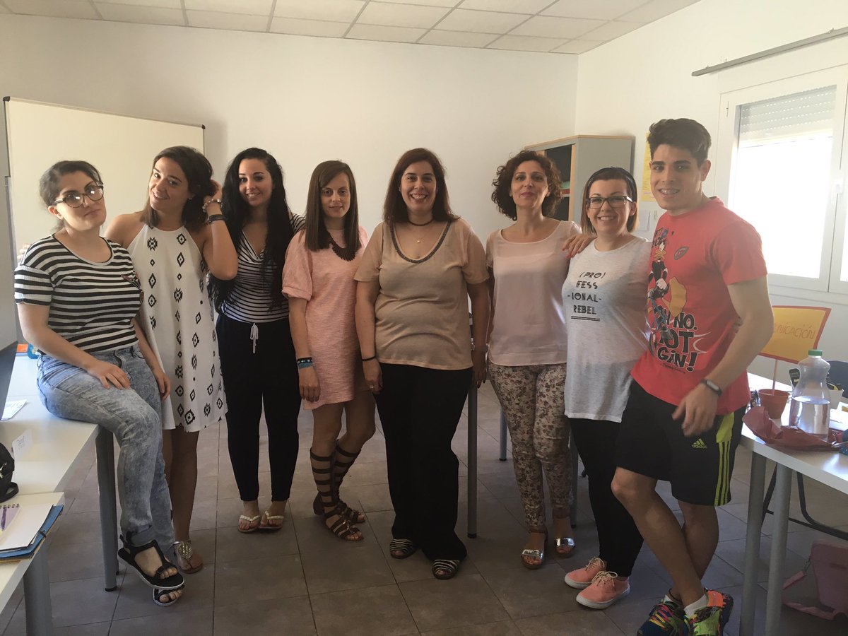 _lanzaT's tweet photo. Hoy hemos tenido una charla sobre las Cámaras de Comercio con Concha Lázaro Cruz. @Lanzaderas_EES @fundacionTef https://t.co/872mx447Os