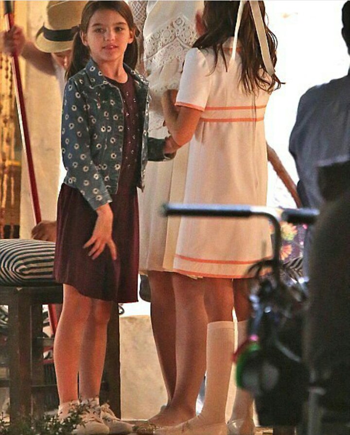 SURICRUISELOVER's tweet photo. #update suri cruise on the set of The Kenneds after camelot with her mom 20/06/2016 https://t.co/fMY9dRkciI