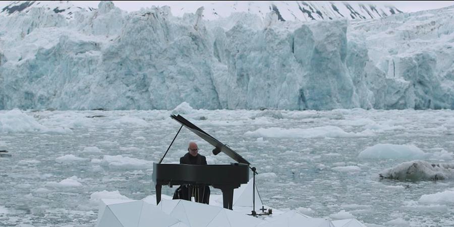 Vidéo : un pianiste joue pour Greenpeace au milieu d'un glacier norvégien <a href="/francetvinfo/">FInfo Backup</a>  limportant.fr/infos-planete/…