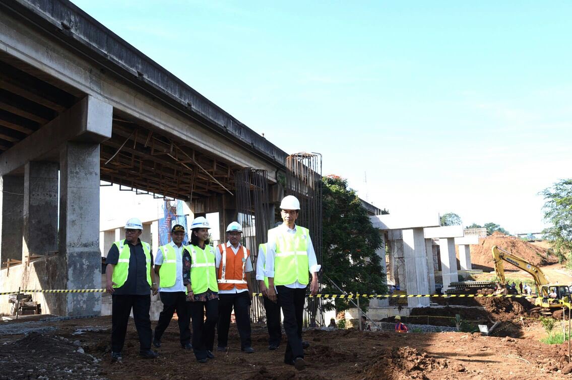 jokowi's tweet image. Sejak 1997 Tol Bocimi (Bogor-Ciawi-Sukabumi) 4 kali groundbreaking, tp tak semeterpun dibangun. Kita ambil alih -Jkw
