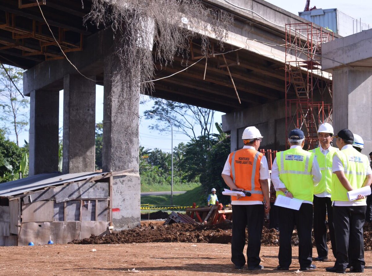 jokowi's tweet image. Sejak 1997 Tol Bocimi (Bogor-Ciawi-Sukabumi) 4 kali groundbreaking, tp tak semeterpun dibangun. Kita ambil alih -Jkw