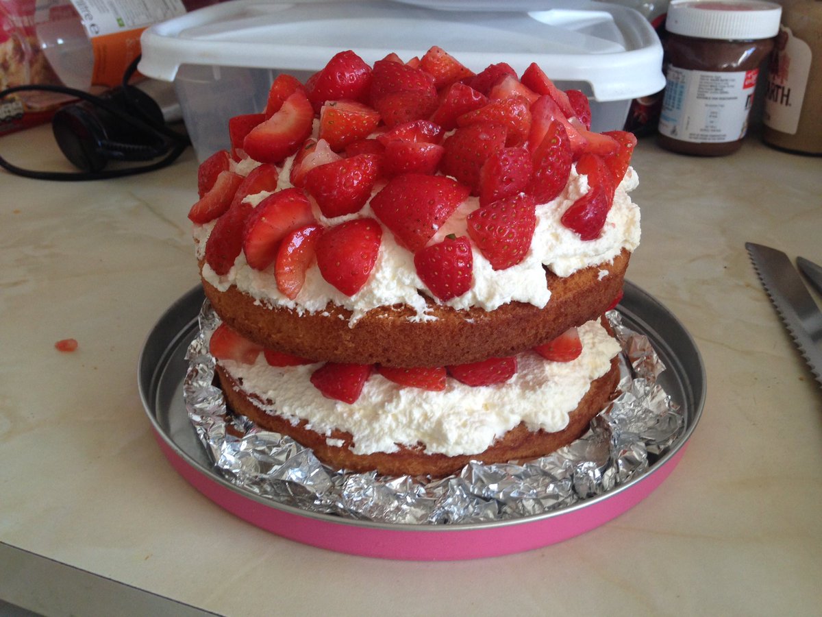 TrinityLabanCU's tweet image. Last cake ready for the sale today! Laban ramp from 11:15-12:30! #tlsuragweek #tlsu #mind