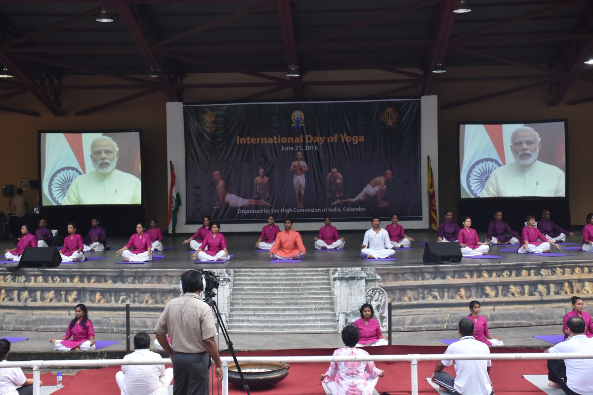 SLPolitico's tweet photo. #YogaDay celebrations held today (June 21) at the Viharamahadevi Open Air Theatre, Colombo #IDY2016 https://t.co/OFfTJNvEwd