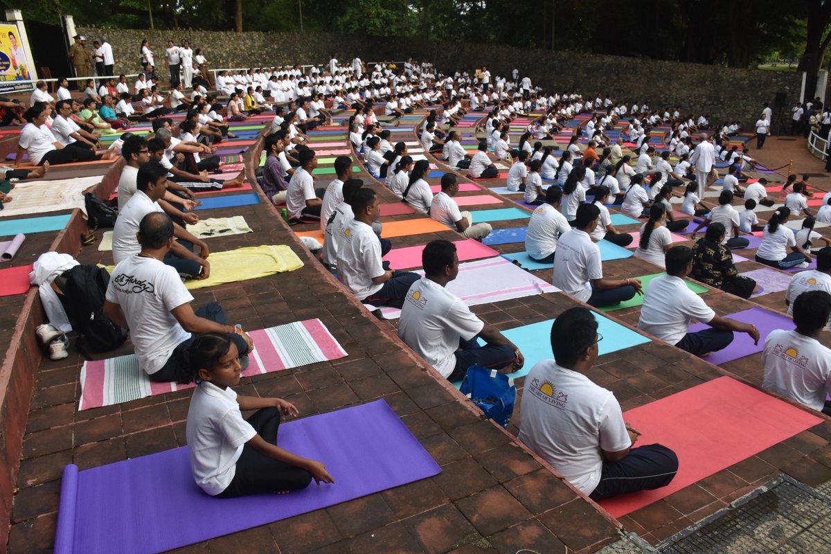 SLPolitico's tweet photo. #YogaDay celebrations held today (June 21) at the Viharamahadevi Open Air Theatre, Colombo #IDY2016 https://t.co/OFfTJNvEwd