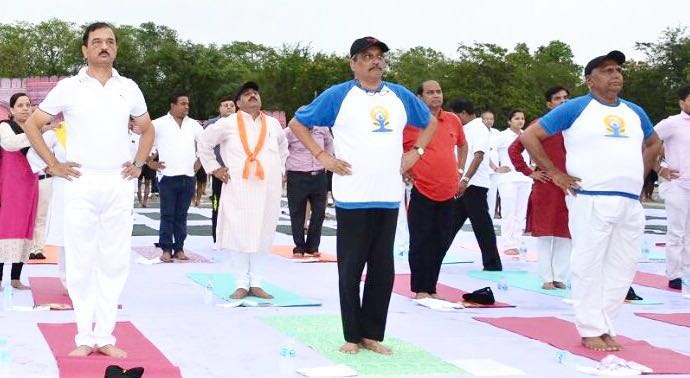 manoharparrikar's tweet photo. Yoga enlightens. Participated with troops of Red Eagle, NCC cadets etc at Kanpur. #IDY2016 https://t.co/uz56hEQSHE