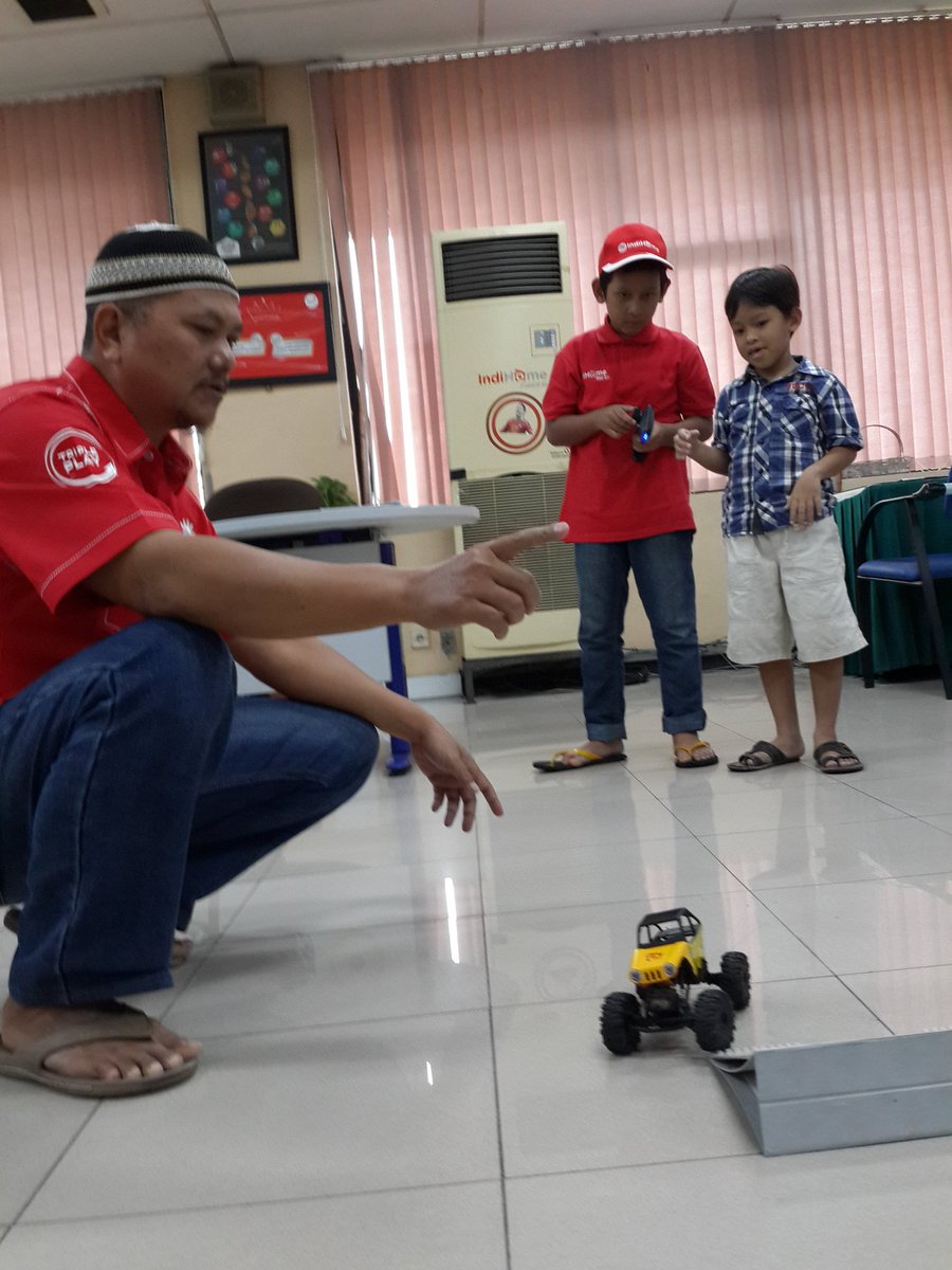 yoyoknbc's tweet photo. @parwi66 @_funtastic5_ #TelkomFuntastic5 #CCMTREG5 #kidsgotooffice #livingthetelkomway belajar #slalomtest #ccmfun https://t.co/vzvREVoXLz