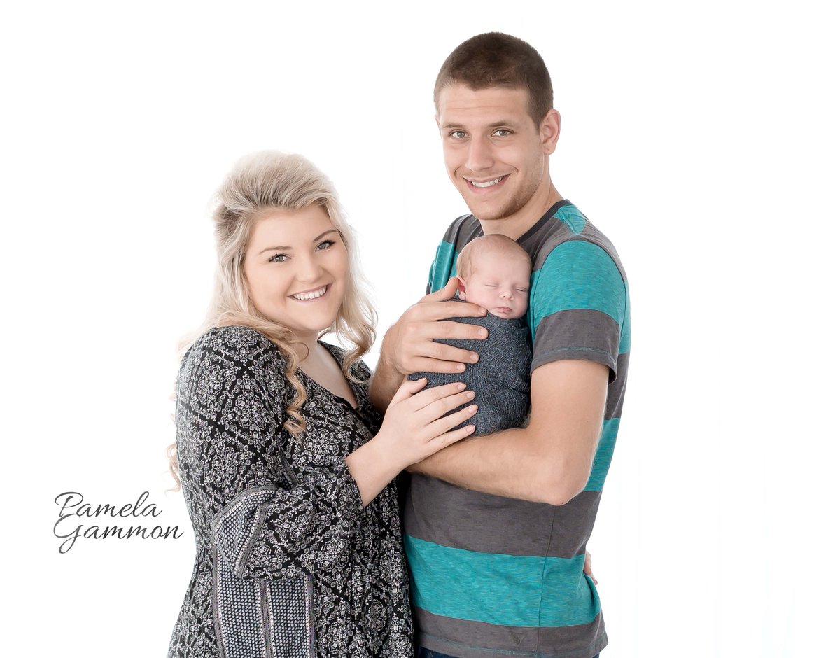 pamelagammonpgp's tweet photo. Look at this sweet Family! #FamilyPoses #FamilyPhotography #PamelaGammonPhotography #TeamPGP https://t.co/qOFQ4W7Vln