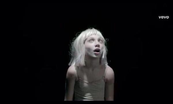 сия и мэдди зиглер. Sia танцовщица. Sia chandelier танцовщица мэдди зиглер. мэдди зиглер клипы. мэдди зиглер cry.