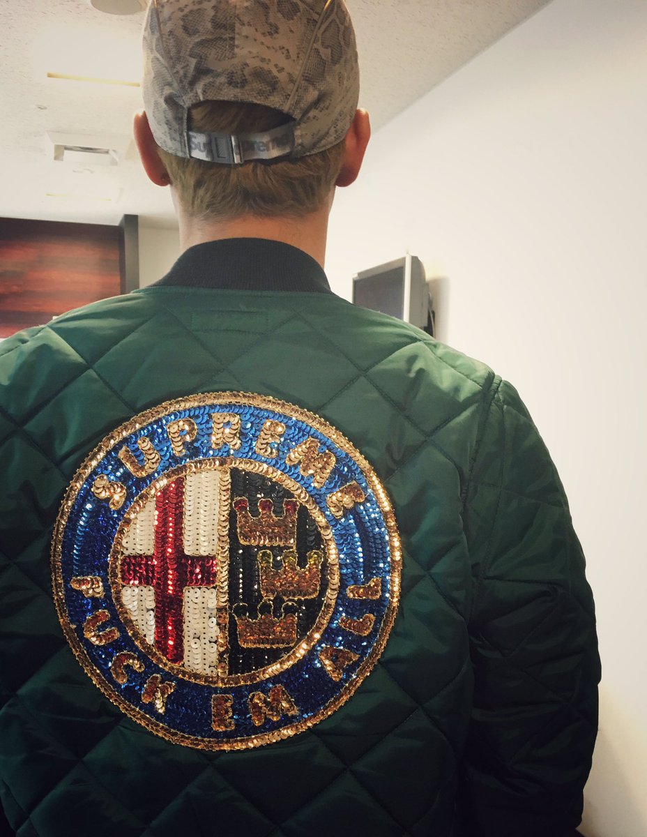 川畑 要official No Twitter 本日の私服 背もたれがザリザリするので深く腰掛けられません スタッフ Supreme キャップもアウターも