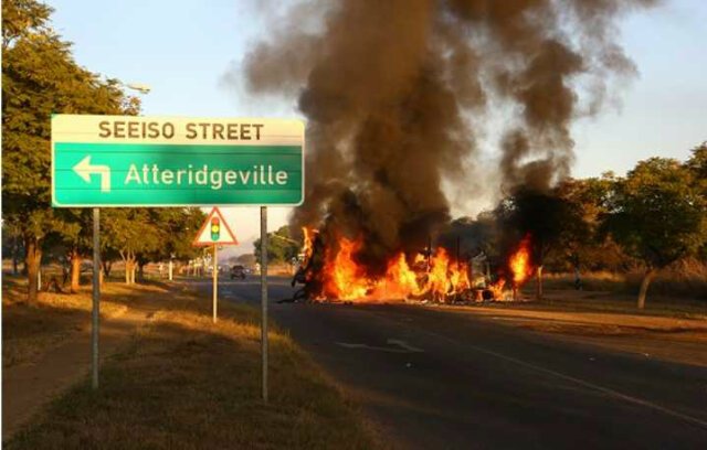 BraB_Dj's tweet photo. Situation right now in Attridgeville. Trucks on fire - many routes blocked. #TshwaneUnrest https://t.co/EnfxGtT8yw