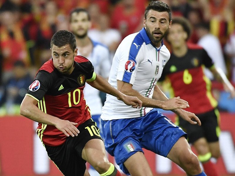 Footballogue's tweet photo. [#Décla💬] Hazard : "Moi apprendre quelque chose de Zlatan ? C'est plus à  lui d'apprendre de mes dribbles (rires)" https://t.co/g5WSRQ1p7a