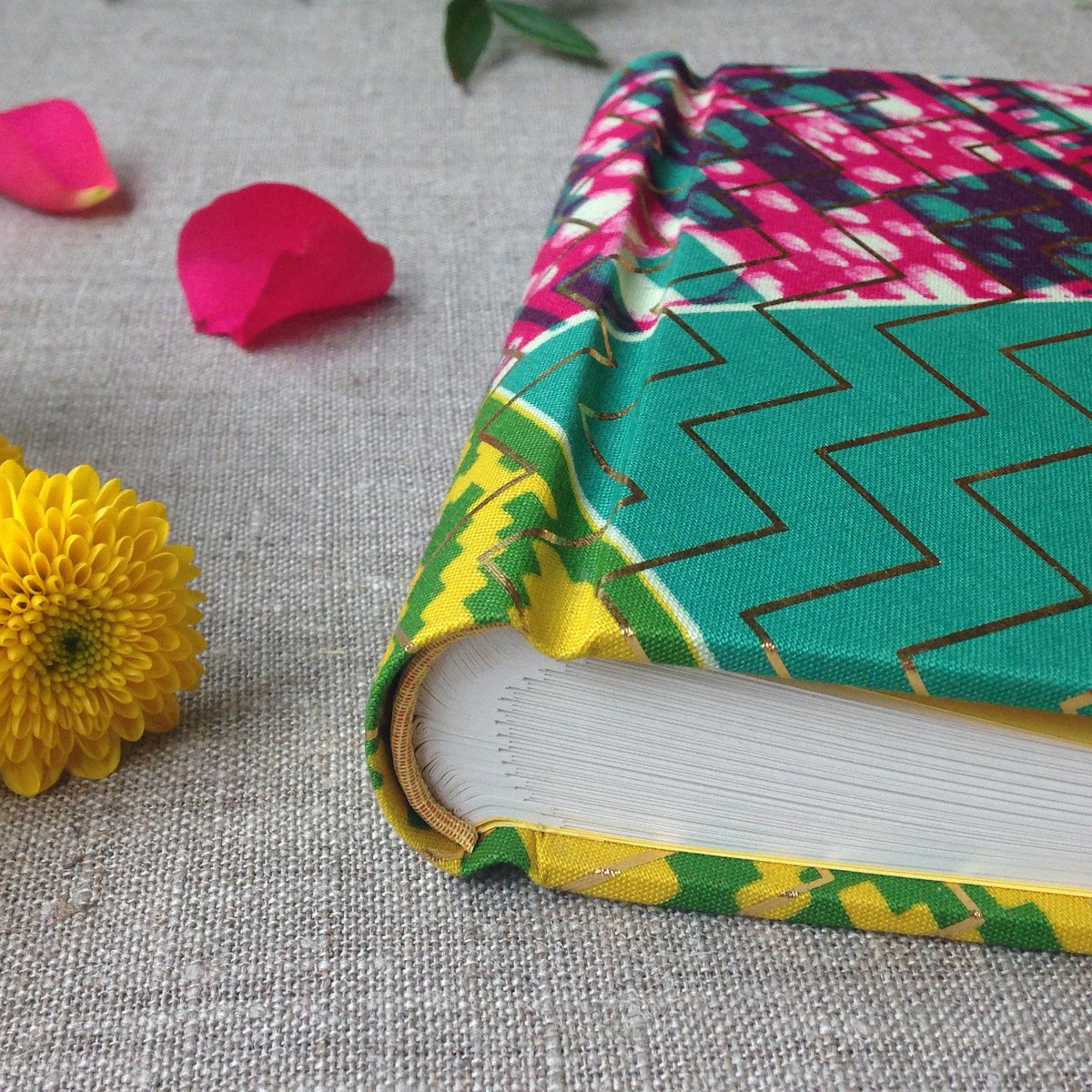 wbookbinding's tweet image. Who wants white when you could go brighter than bright!? Bespoke #africanfabric #wedding #guestbook 🍃🔶💜🔴💛🔷⚡️