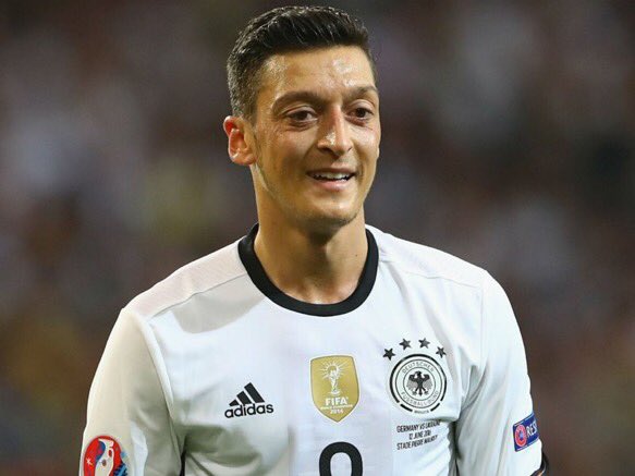 Footballogue's tweet photo. [#Decla💬] Özil: "Les critiques ? Je suis désolé mais honnêtement, je m'en fiche de ce que les autres disent." https://t.co/eQCV5WfjCC