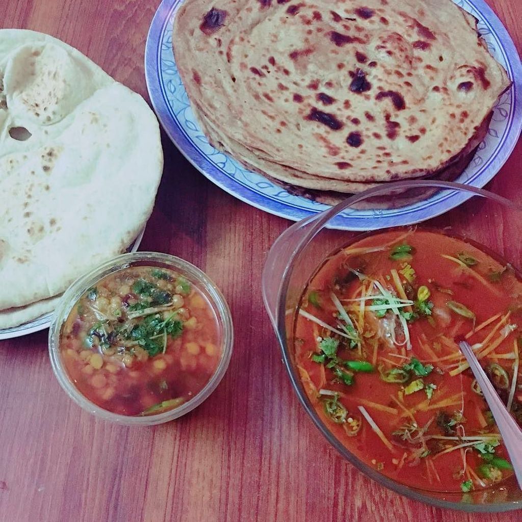 ZahraLodhi1's tweet photo. You can't #work when this is what you have for #Sehri 
#nehari #daal #desighee #parathay https://t.co/MebQFL8pHc