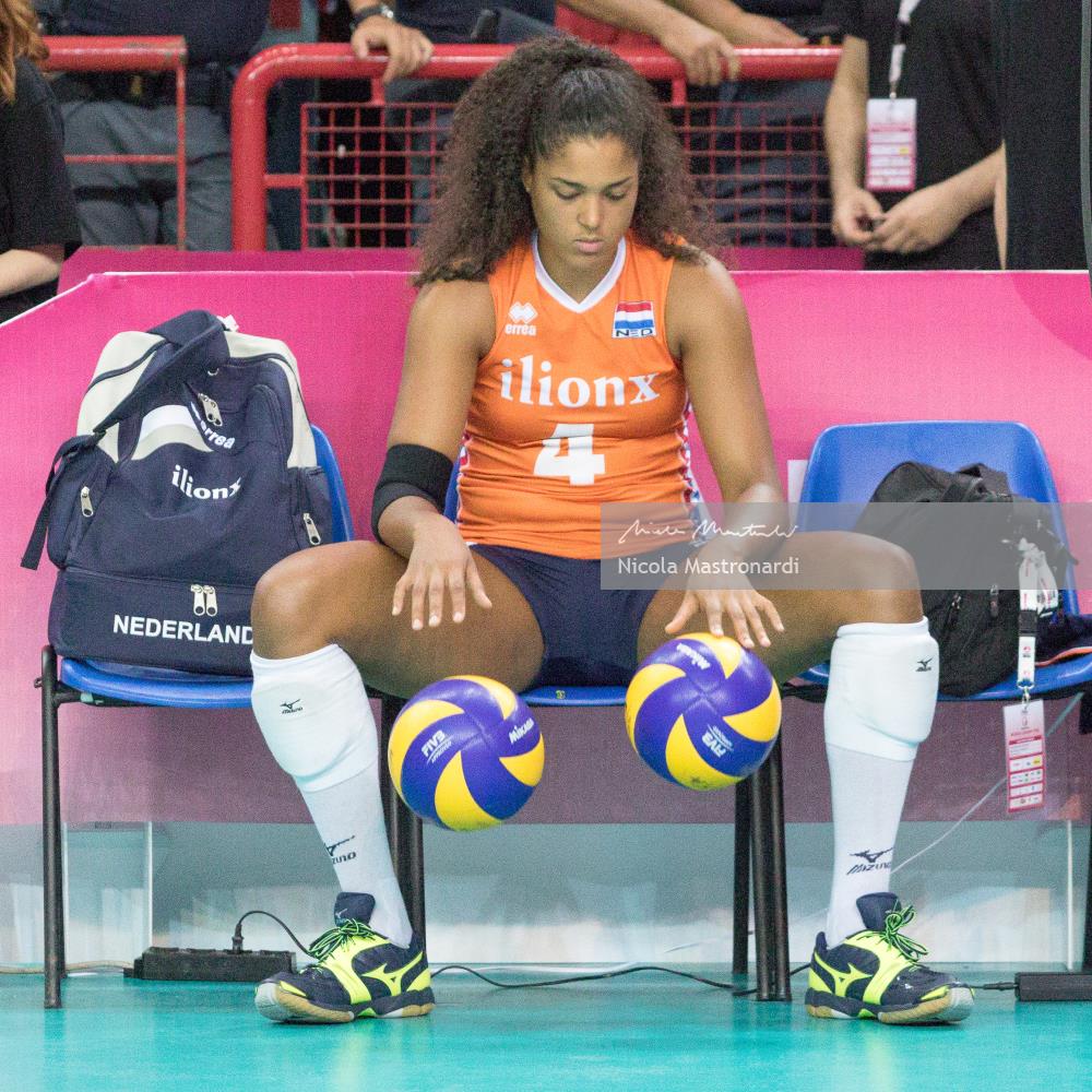 nicoma78's tweet photo. @CelestePlak how can you do that? :) @Volleybaldames #FIVBGrandPrix https://t.co/hvyoLiglld