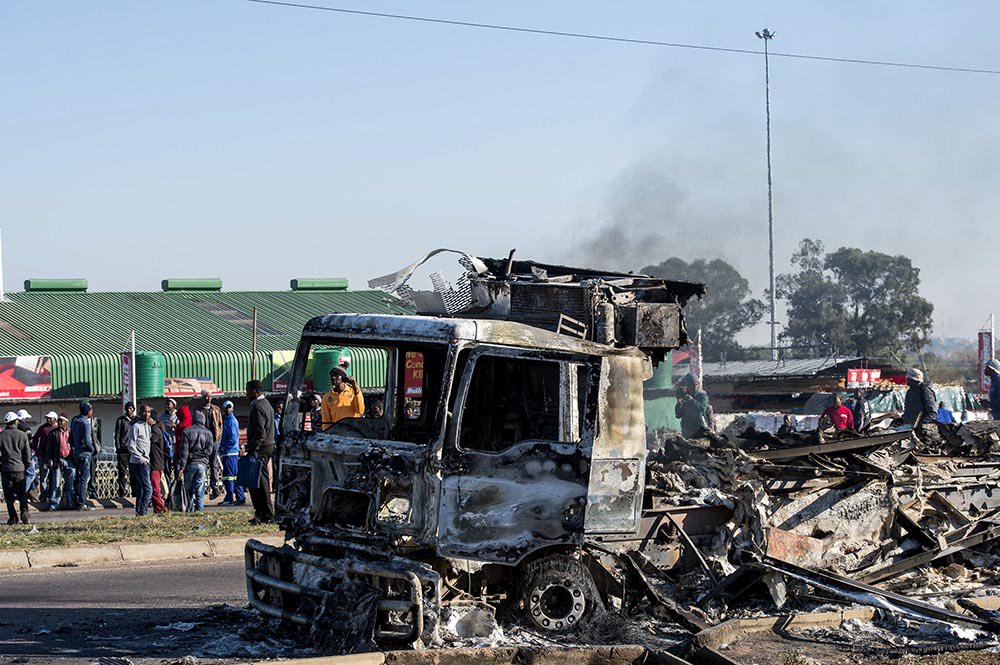 A burned out truck in Hammanskraal outside Pretoria on the R101. <a href="/Netwerk24Berig/">Netwerk24 Berig</a> #TshwaneUnrest