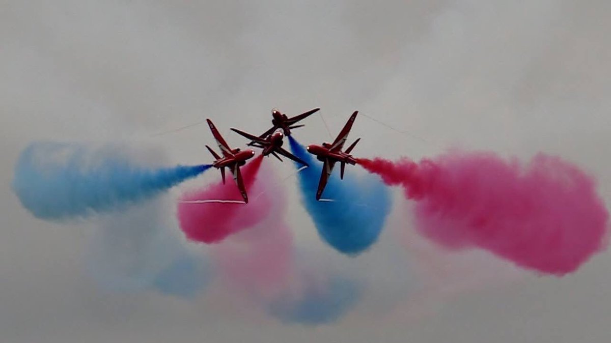 ShutterbugWGC's tweet photo. @RAFRed10 @RAFRed10 @rafredarrows @cosfordairshow @DavidartHills @skytoonsart @RAFMUSEUM #Cosford16 https://t.co/Ao1miAM8na