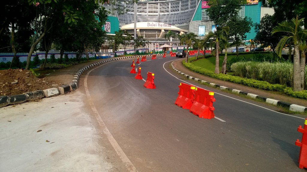 pakmardison's tweet photo. #semanggi jalur alternatif HI ke cawang pk. 15.00-18.00 https://t.co/J4Wzv2Tp8v