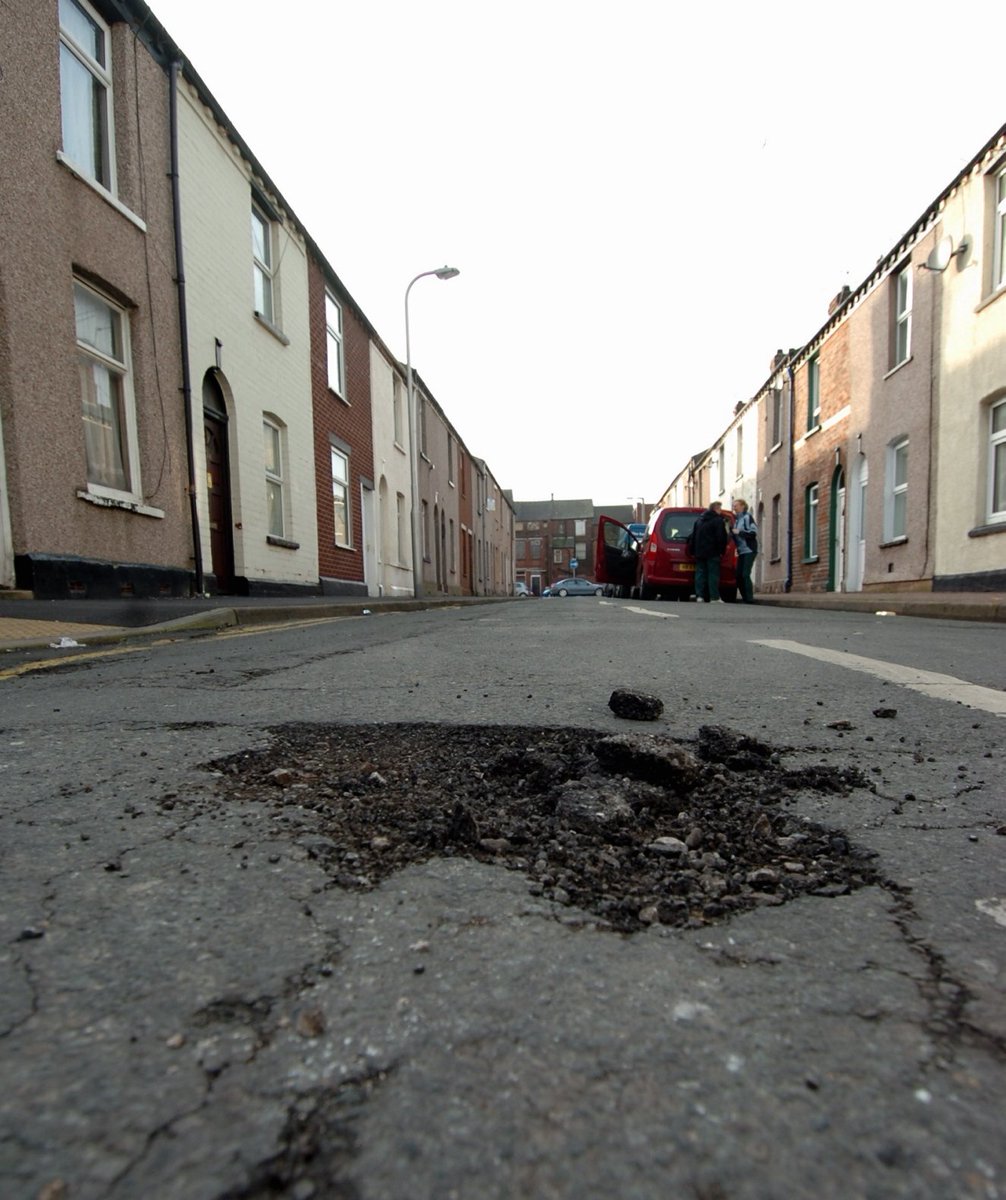 amyfentonjourno's tweet photo. Report Barrow's worst pothole hotspots here https://t.co/j1joV5luTw https://t.co/fVZzLrtJ5P