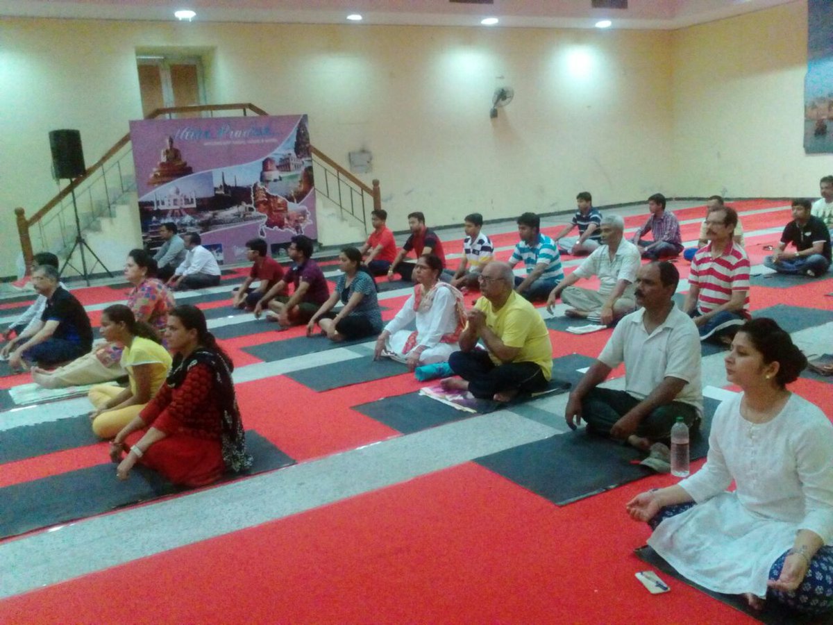 AxisBank's tweet photo. Log out. Shut down. Do Yoga! Join us for special yoga sessions by @ishafoundation this week across 17 cities. https://t.co/XVeC6Incxe