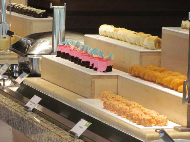 HolidayInnMum's tweet photo. The best #desserts in #Mumbai are at Saptami Express, #holidayinnmumbai!
#foodie #himia #holidayinn #food https://t.co/0O1TzRDucR