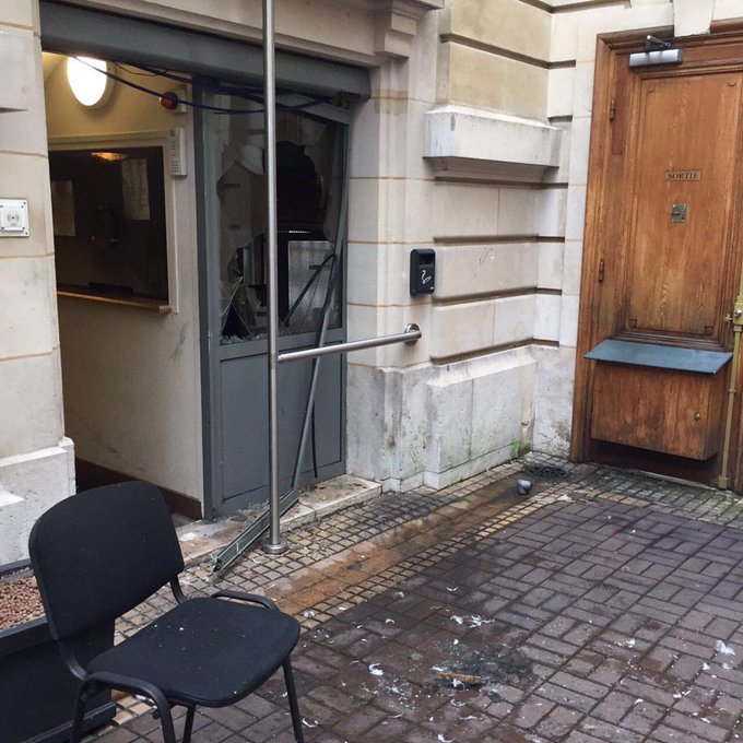 View image on Twitter