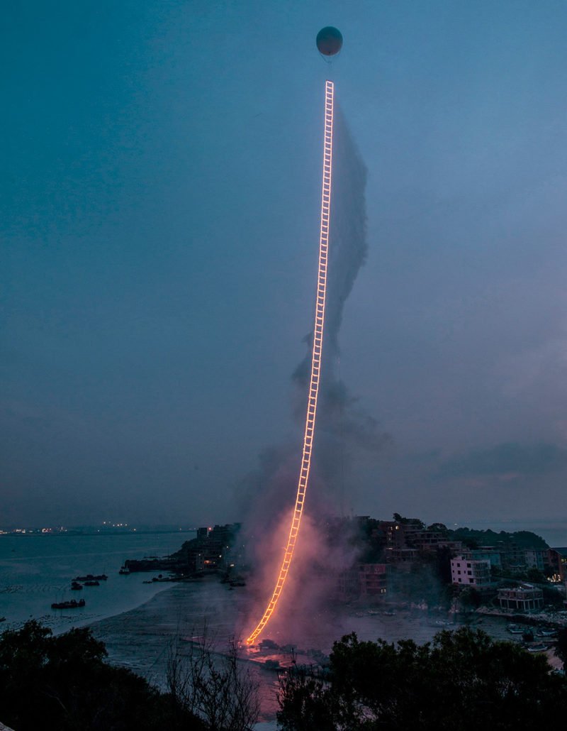 Artist creates 500-meter ladder of fire. bit.ly/28LLqIB
