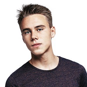#Ingreso <a href="/IAmAlanWalker/">Alan Walker</a> Se Ubica en el #Puesto7 con "Faded"
Suena por @87Centro 
Conduce @matime11 
#Suena87920Top20