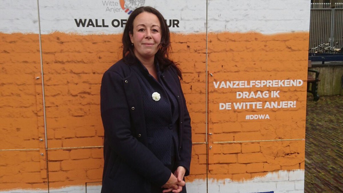 Dewitteanjer's tweet photo. @SalimaBelhaj draagt de witte anjer #ddwa https://t.co/TTBcmMAInj