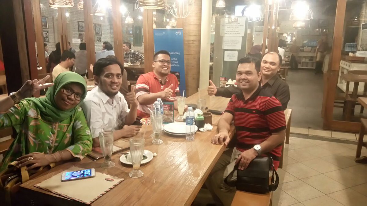 RajaHasibuan's tweet photo. Bukber dengan teman2 smu. Selalu menyenangkan sambil mengingat masa lalu #berbuka #matauli https://t.co/Ouv5glGVEp