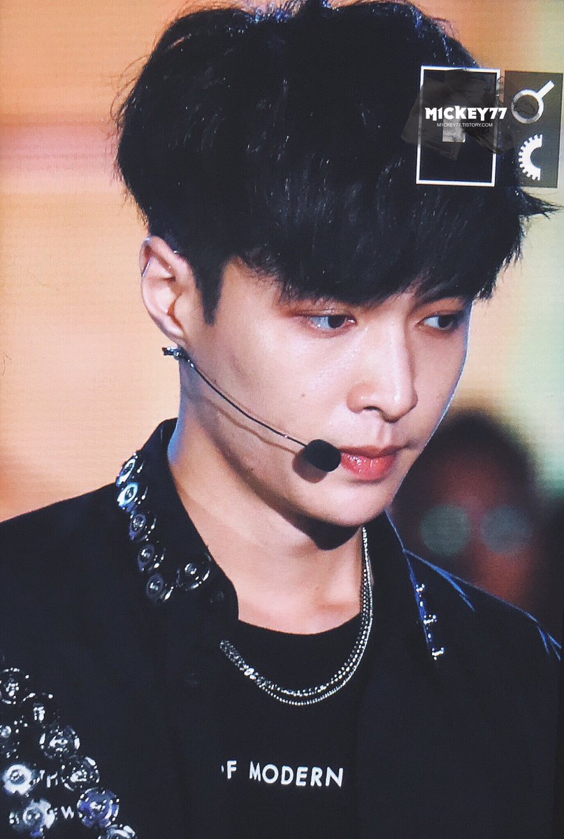 M1CKEY77's tweet photo. 160621 #lay #레이 #장이씽 👀👀👀 https://t.co/PuQx7eAUKv