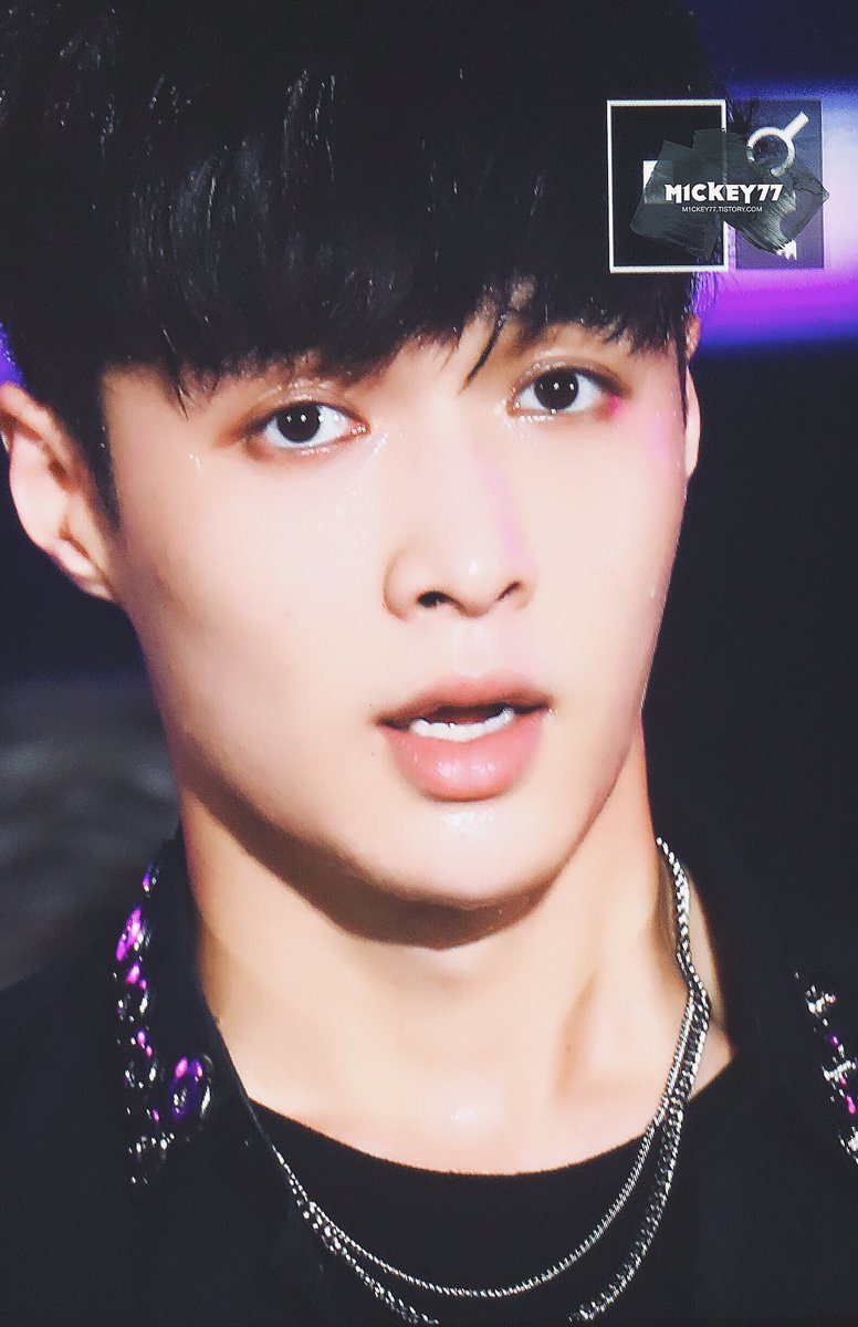 M1CKEY77's tweet photo. 160621 #lay #레이 #장이씽 👀👀👀 https://t.co/PuQx7eAUKv